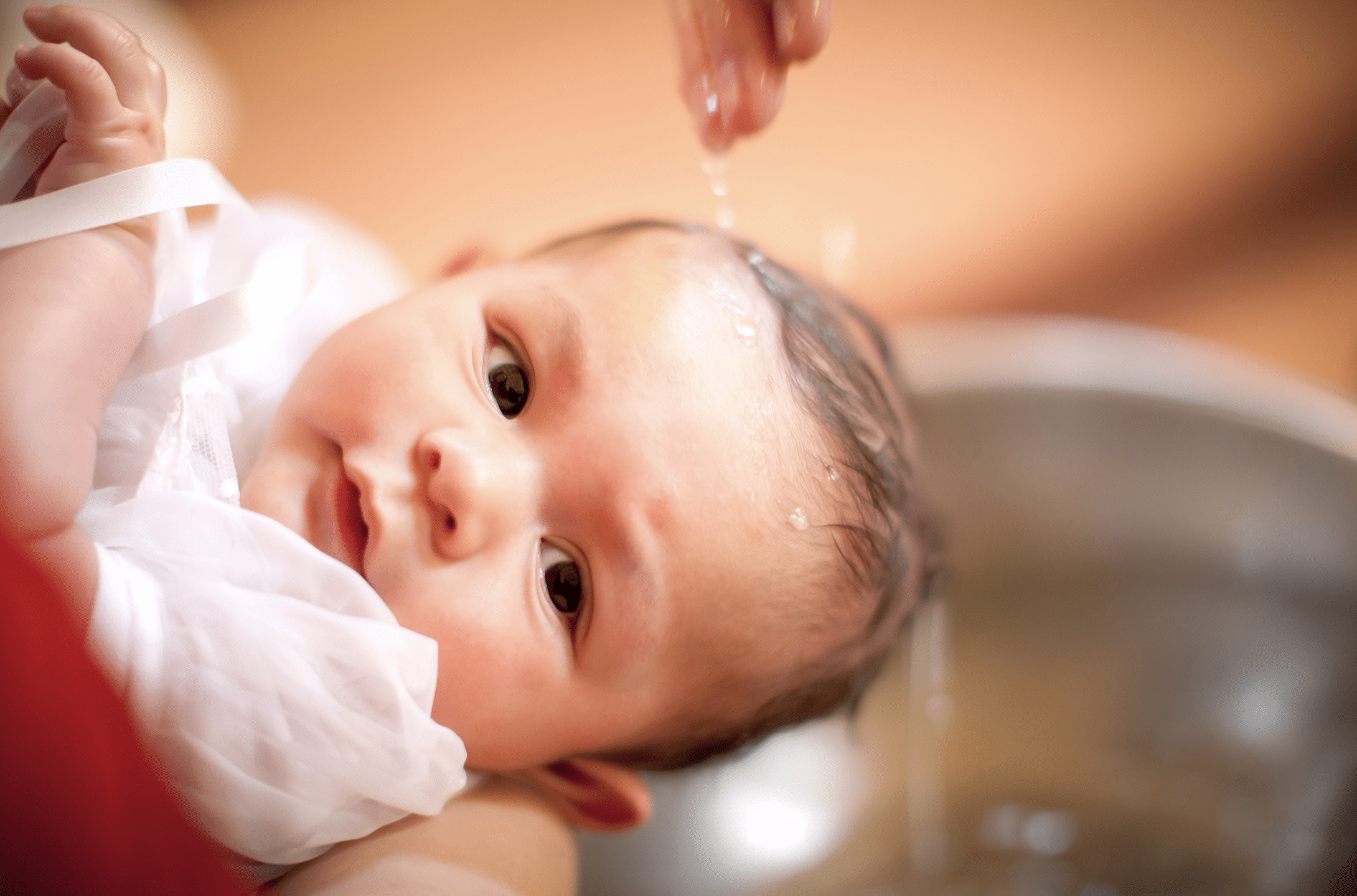 Cérémonie de baptème pour un jeune enfant