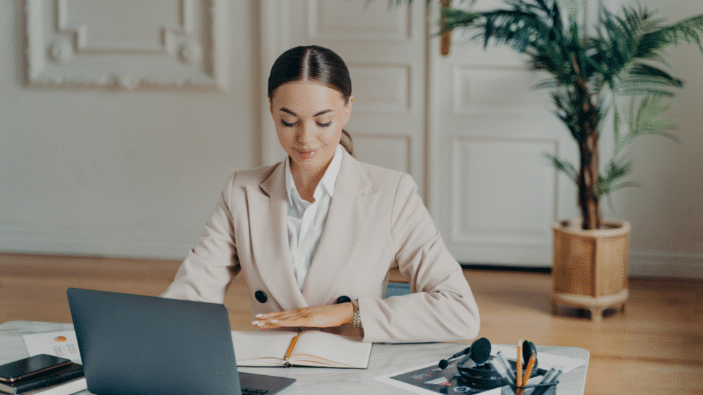 Célébrante professionnelle en devenir, femme en veston devant son laptop avec un agenda papier, organisée